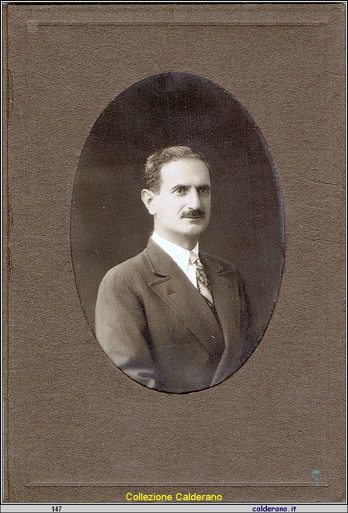 Uomo con baffi 1.jpg