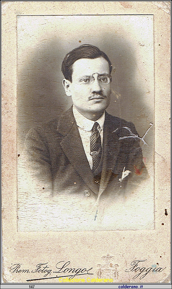 Uomo con occhiali.jpg