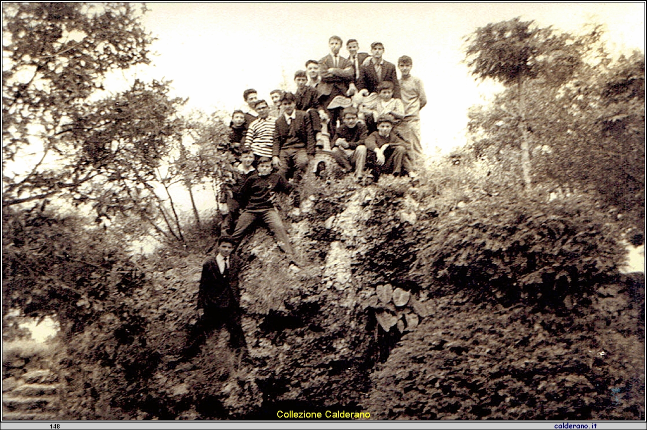 Alunni della Scuola Media - Passeggiata alla Villa 15 maggio 1964 2.jpg