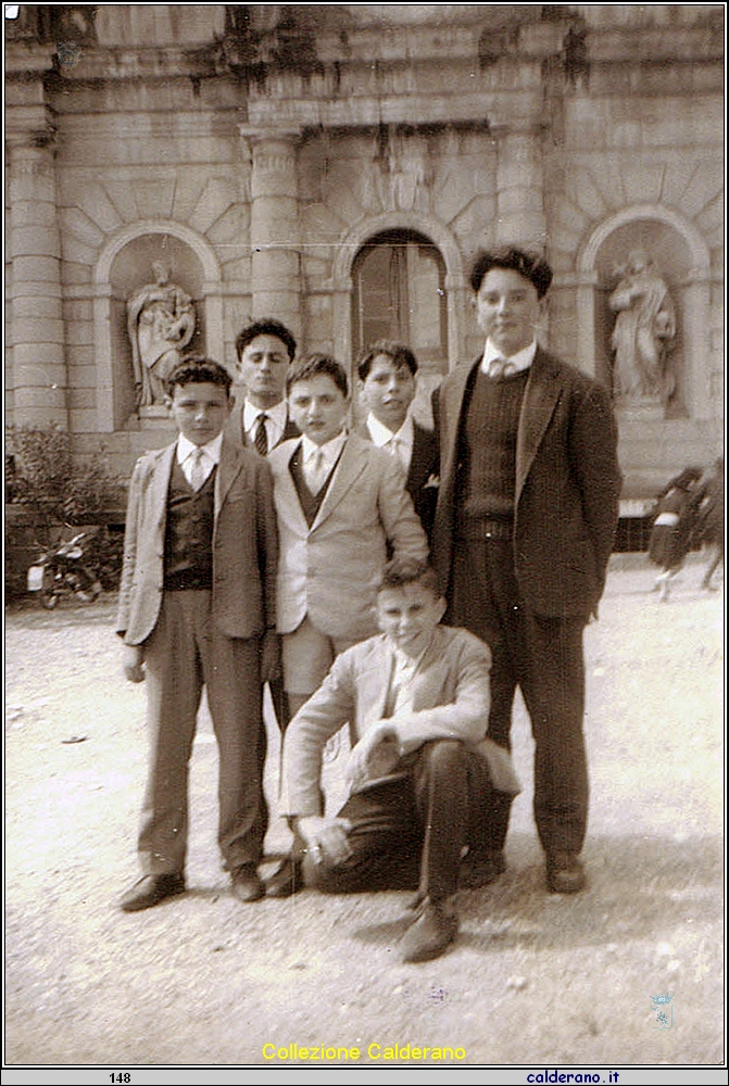 Alunni della Scuola Media alla Certosa di Padula 15-5-1963.jpg