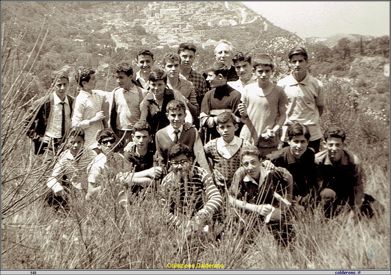 Alunni di Scuola Media con Padre Giuseppe Canfora 11-06-1964.jpg