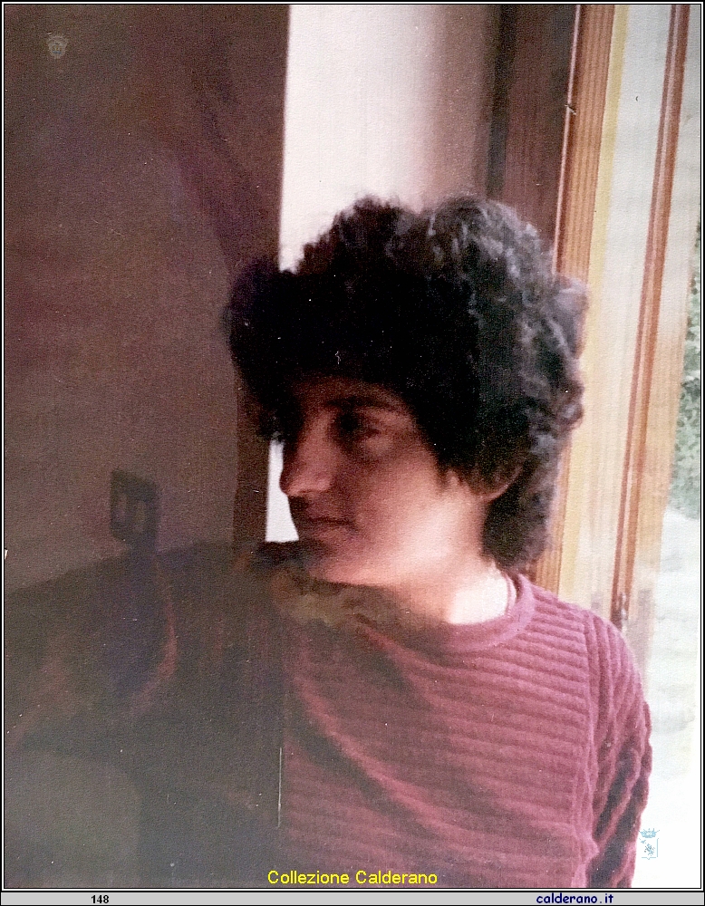 Carmelina Avigliano al balcone.jpg