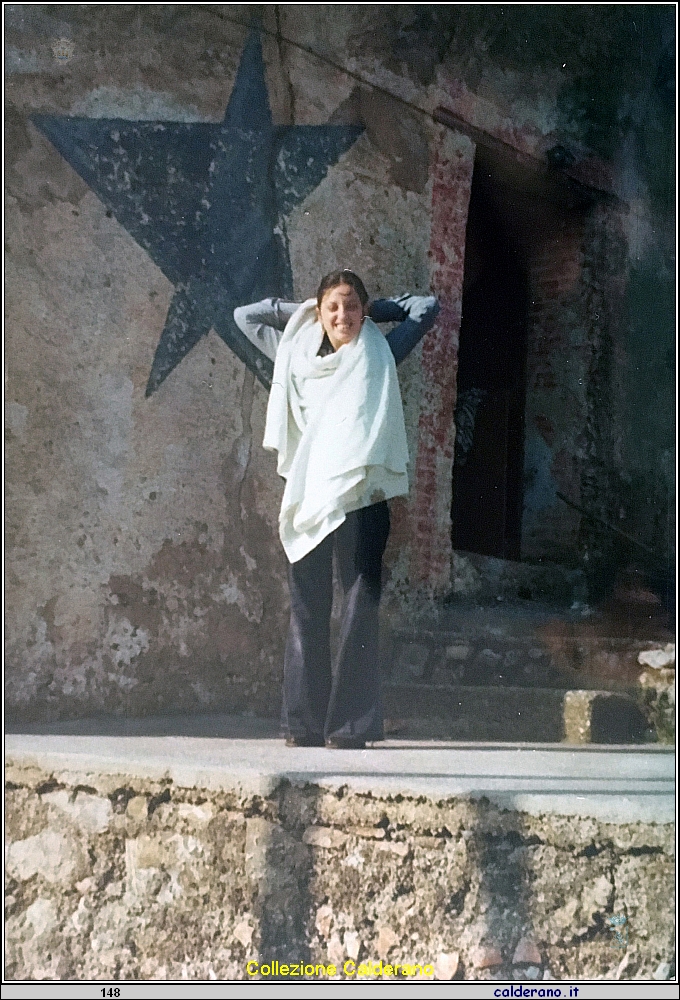 Carmelina Avigliano con un lenzuolo per tovagliolo.jpg