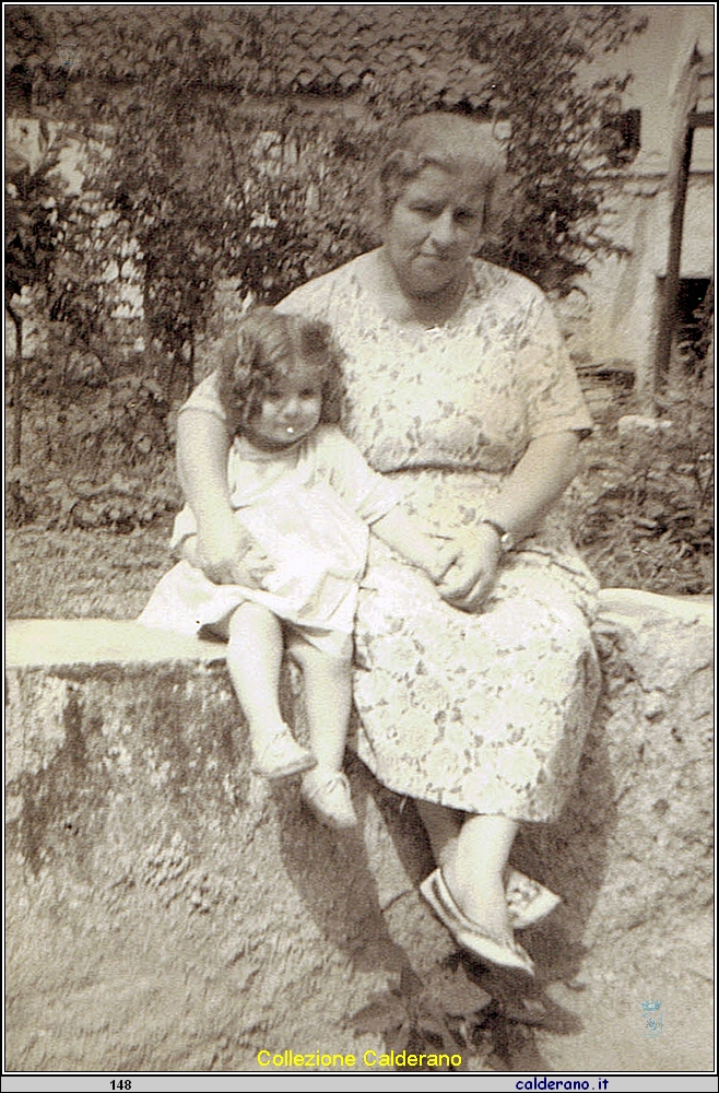 Gabriella Labanchi con la zia Anna Schettino - anno 1963-.jpg