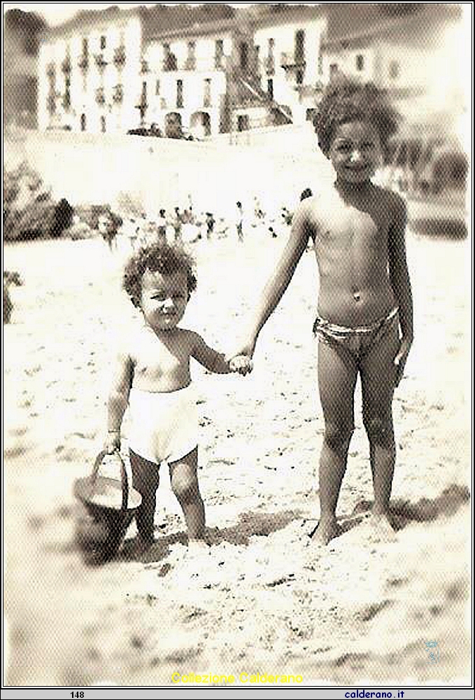 Manlio e la sorella Linda Schettini sulla spiaggia del Porto.JPG