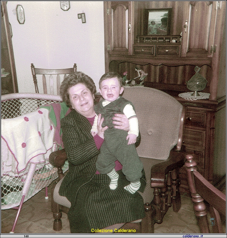 Nonna Francesca Schettino con il nipotino Biagio - Anno 1984-.jpg