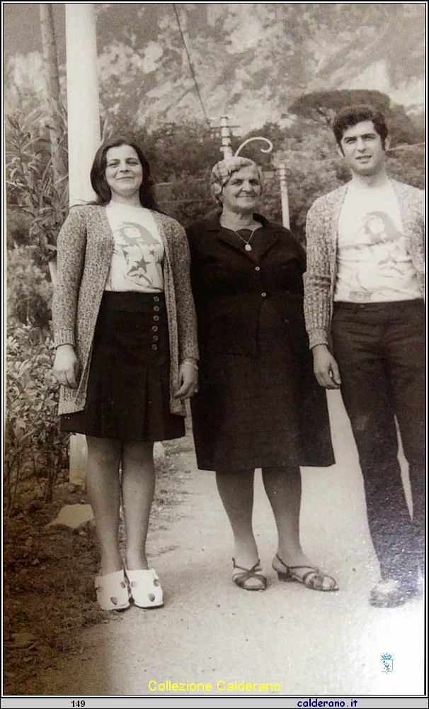 Pompea Glosa con la Mamma Gerarda Cauteruccio e il Marito Giovanni Limongi.JPG