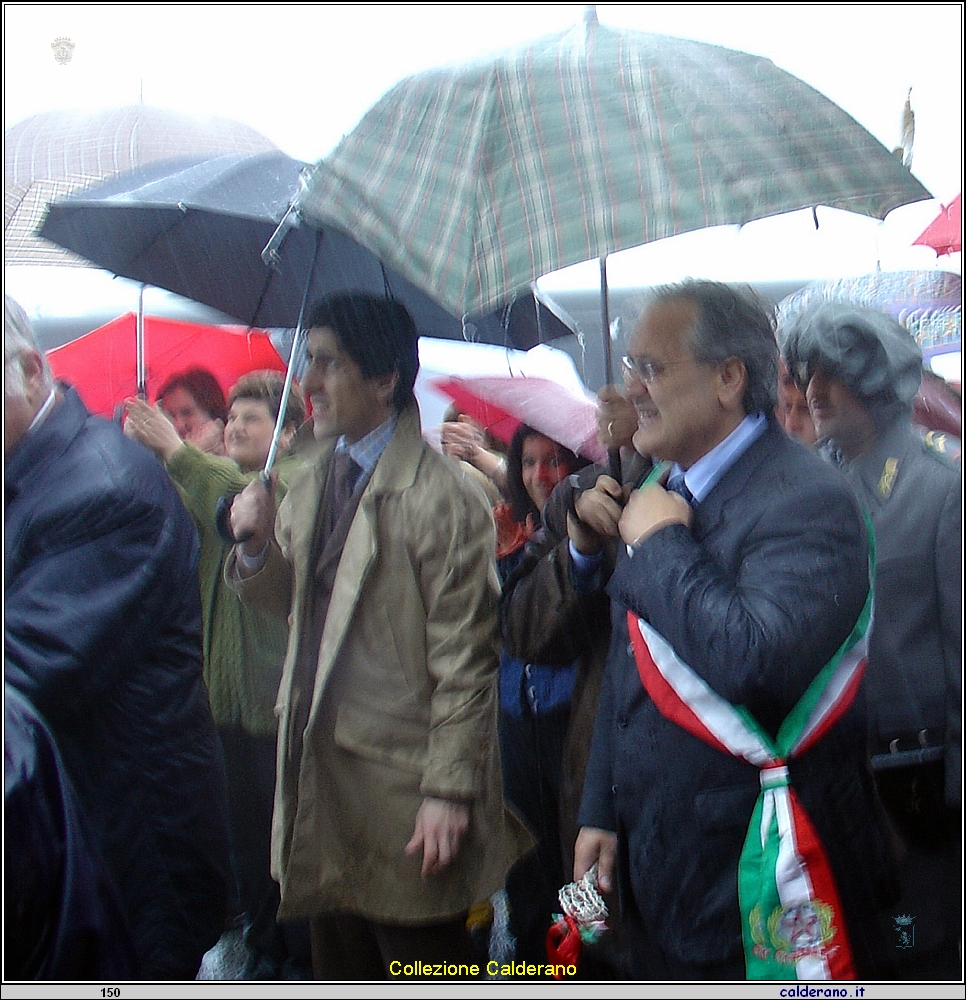 Aspettando San Biagio sotto la pioggia giovedi' 6 maggio 2004.jpg