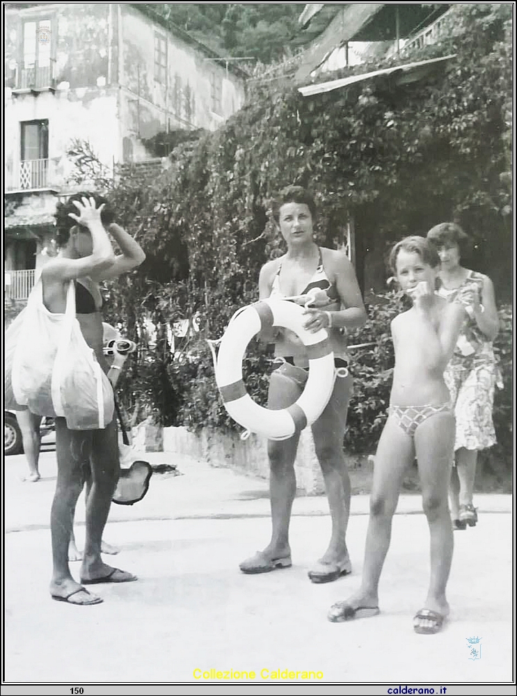 Bagnanti in attesa dell'arfrivo della barca.jpg