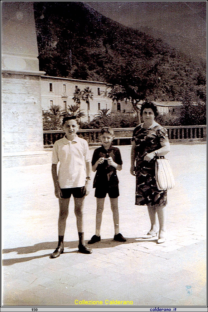 Emanuele e Riccardo Labanchi con la Mamma Francesca Schettino a Paola, 1 agosto 1963.jpg