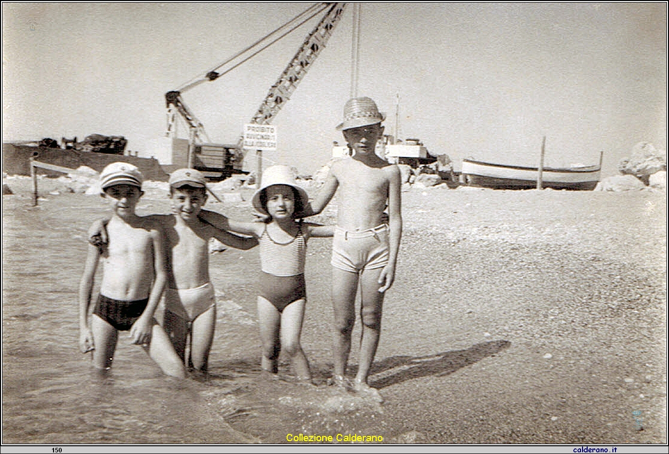 Ragazzini al Porto durante i lavori sulla apiaggia - agosto 1963.jpg