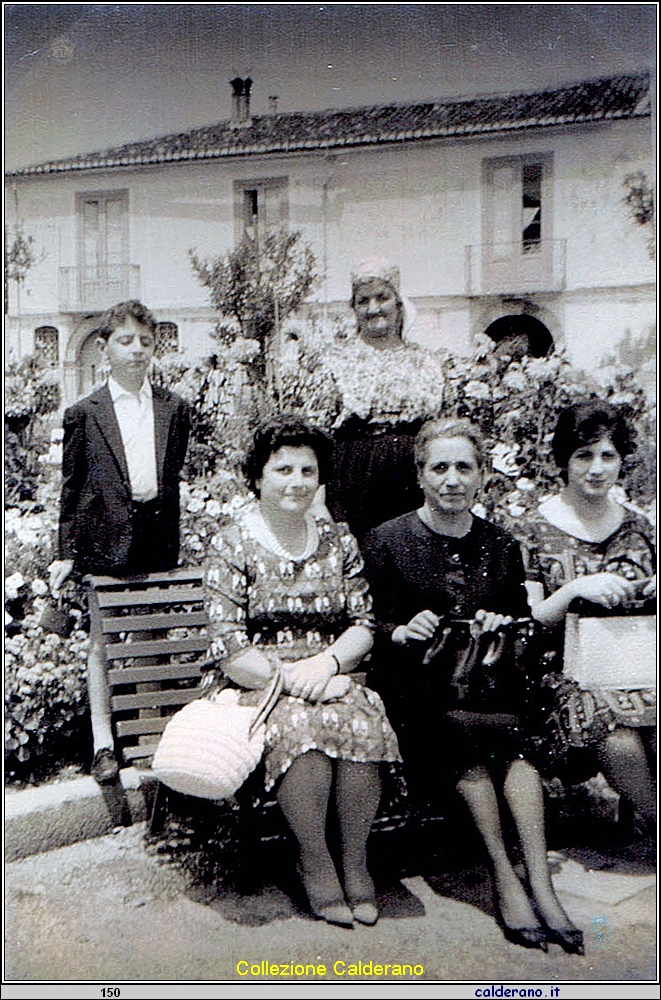 Riccardo Labanchi, Caterina, Francesca e Nina Schettino a Tramutola, luglio 1963.jpg