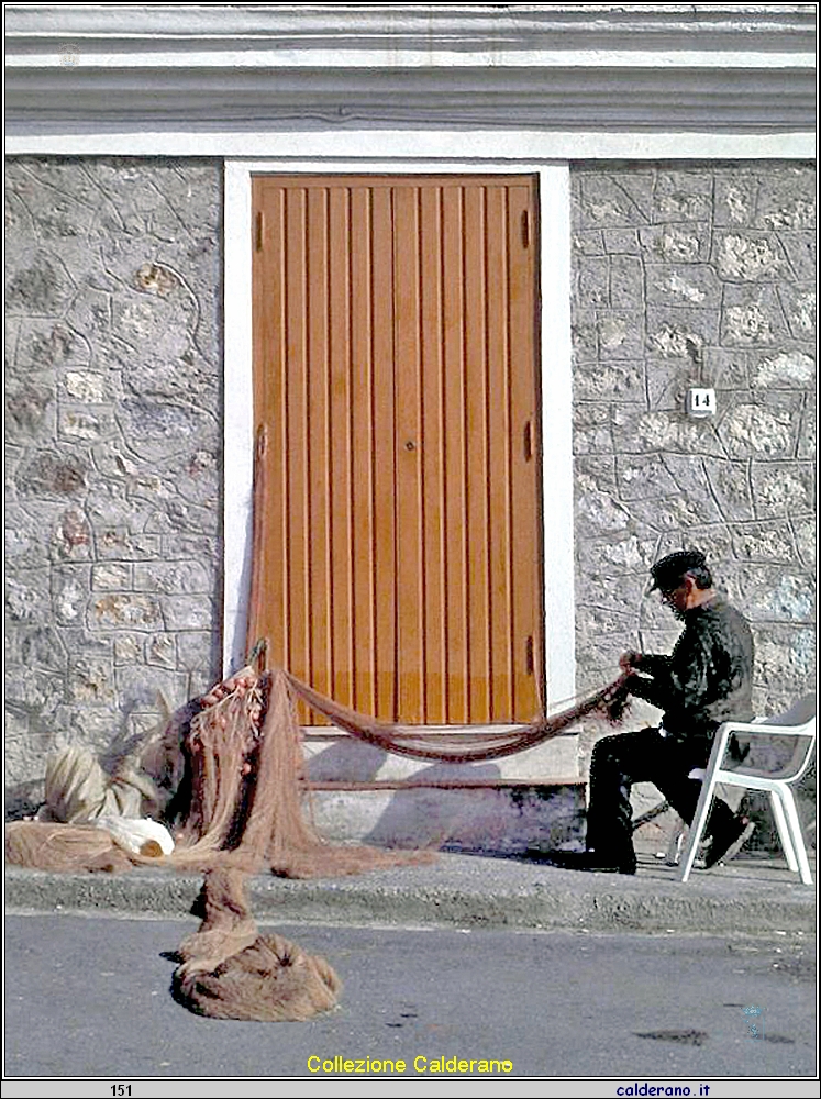 Beniamino Zaccaro mentre sarcisce le reti.jpg