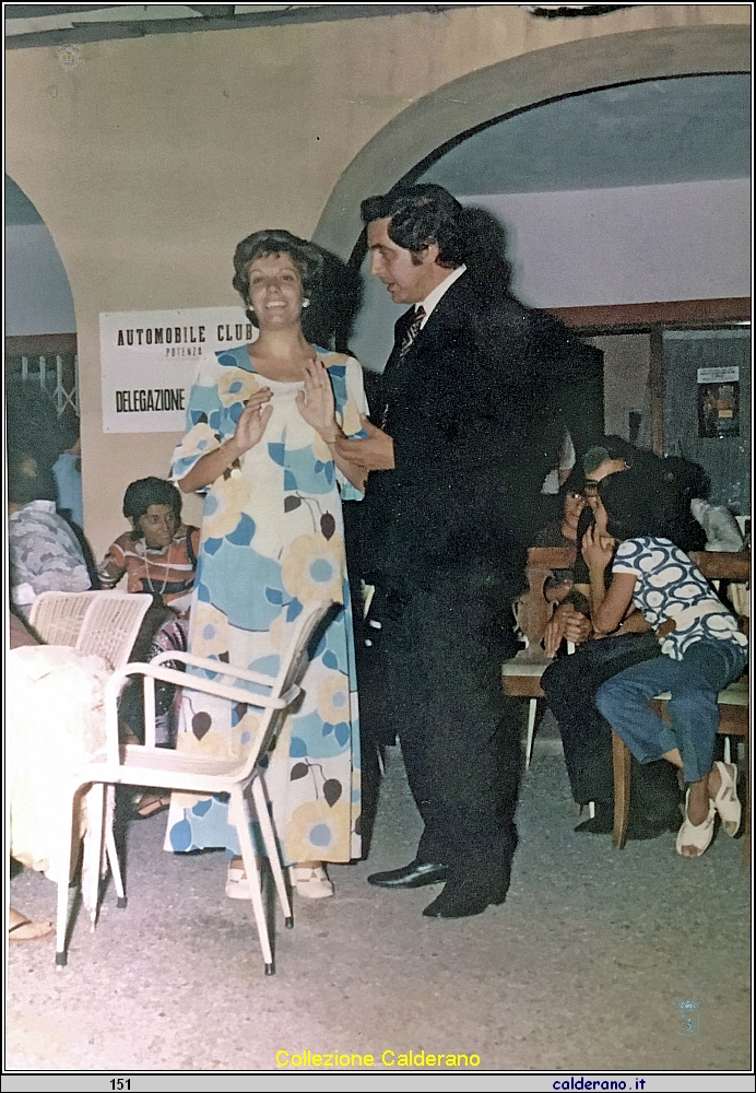 Fiorinella Gambardella con il presentatore Corrado - Agosto 1971.jpg