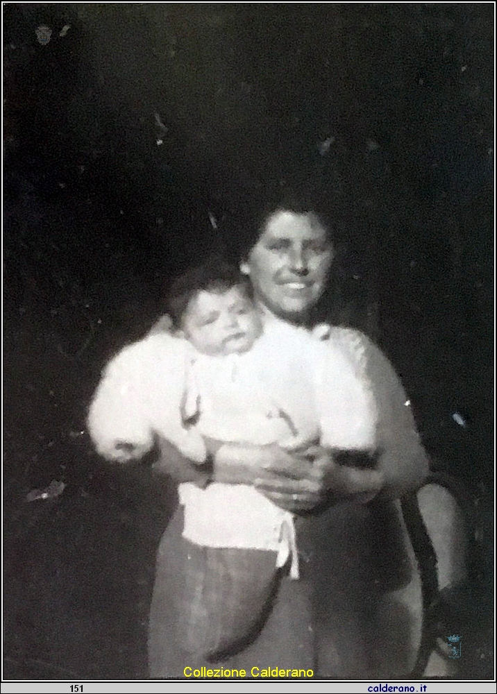 Petronilla Calderano con la figlia Cristina D'Orlando al sole.jpg