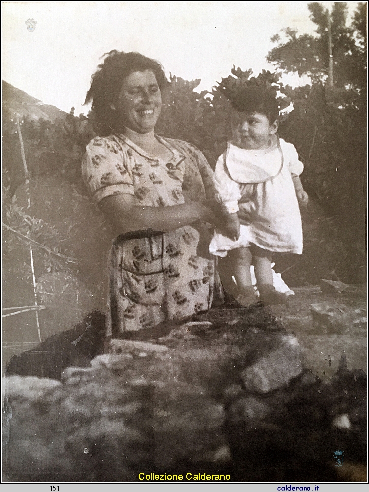 Petronilla Calderano e la figlia Cristina D'Orlando sul muretto.jpg