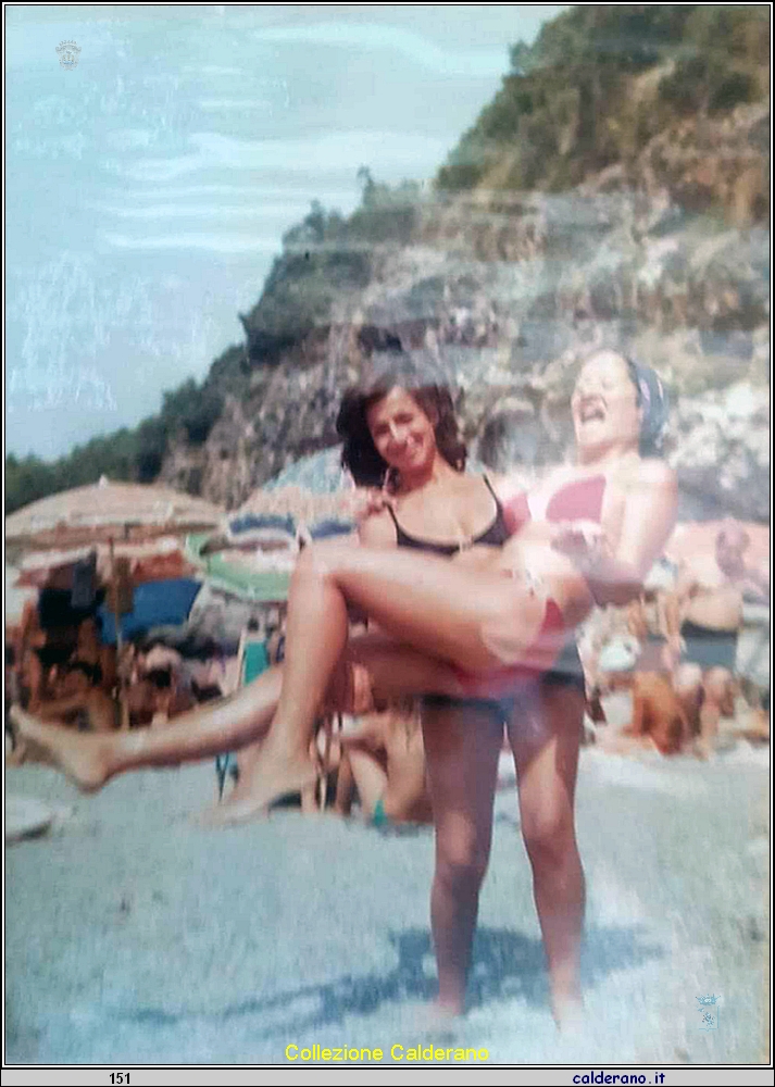 Tarcisia Brando e Rosa Di Trani sulla spiaggia di Fiumicello.jpg