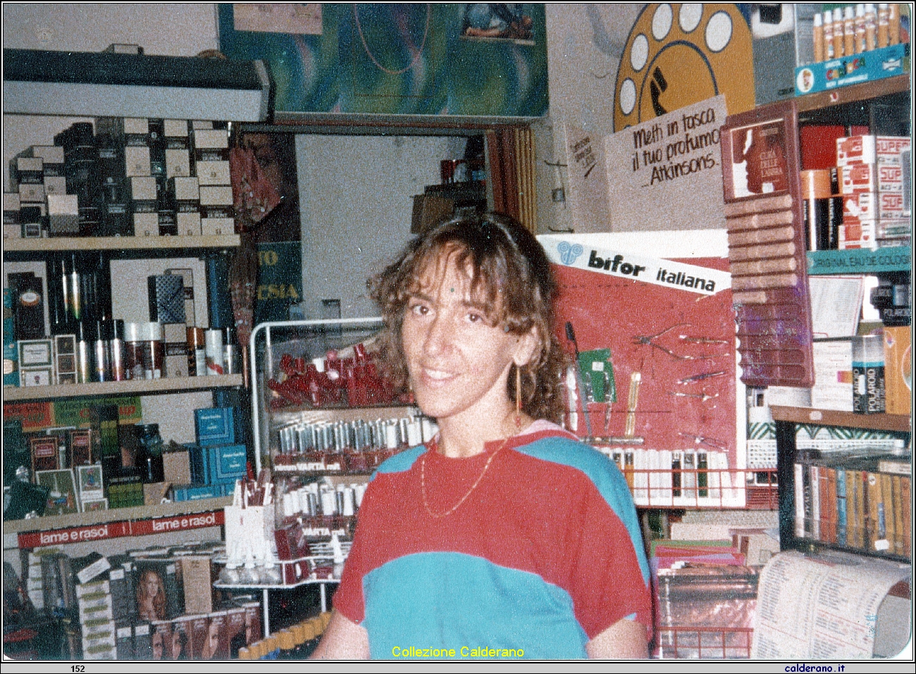 Antonietta Trotta tra i cosmetici.jpeg