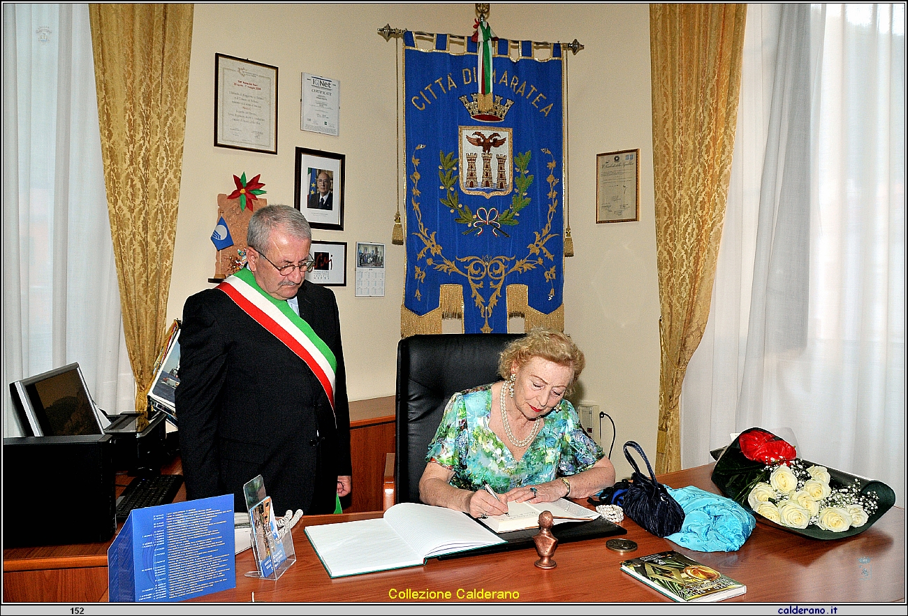 Il Sindaco Mario Di Trani con Elettra Marconi mentre firma il libro degli ospiti.JPG