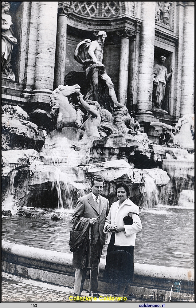 Domingo Limongi e Maria Colavolpe alla Fontana di Trevi.jpeg