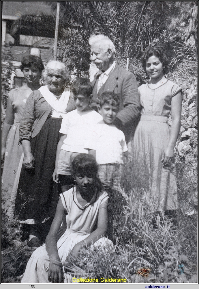 Emilia Giglio e Biagio Calderano con i nipoti Colavolpe Liliana, Silvana, Ciccillo, Biasino e Franca.jpeg