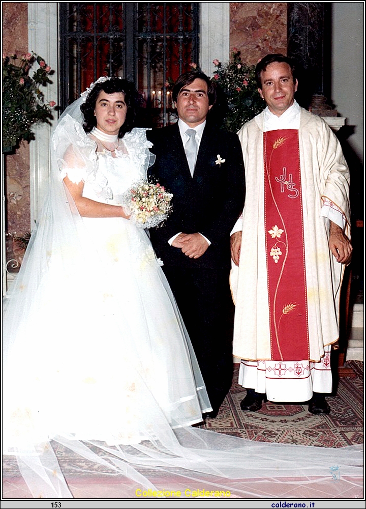 Sposi Caterina Sorice e Leo Cerrato con Padre Aniello Rivetti 1984.jpg
