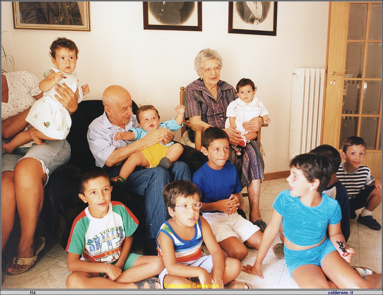Nonni Vincenzo Colavolpe e Filomena Calderano con i pronipoti.jpeg