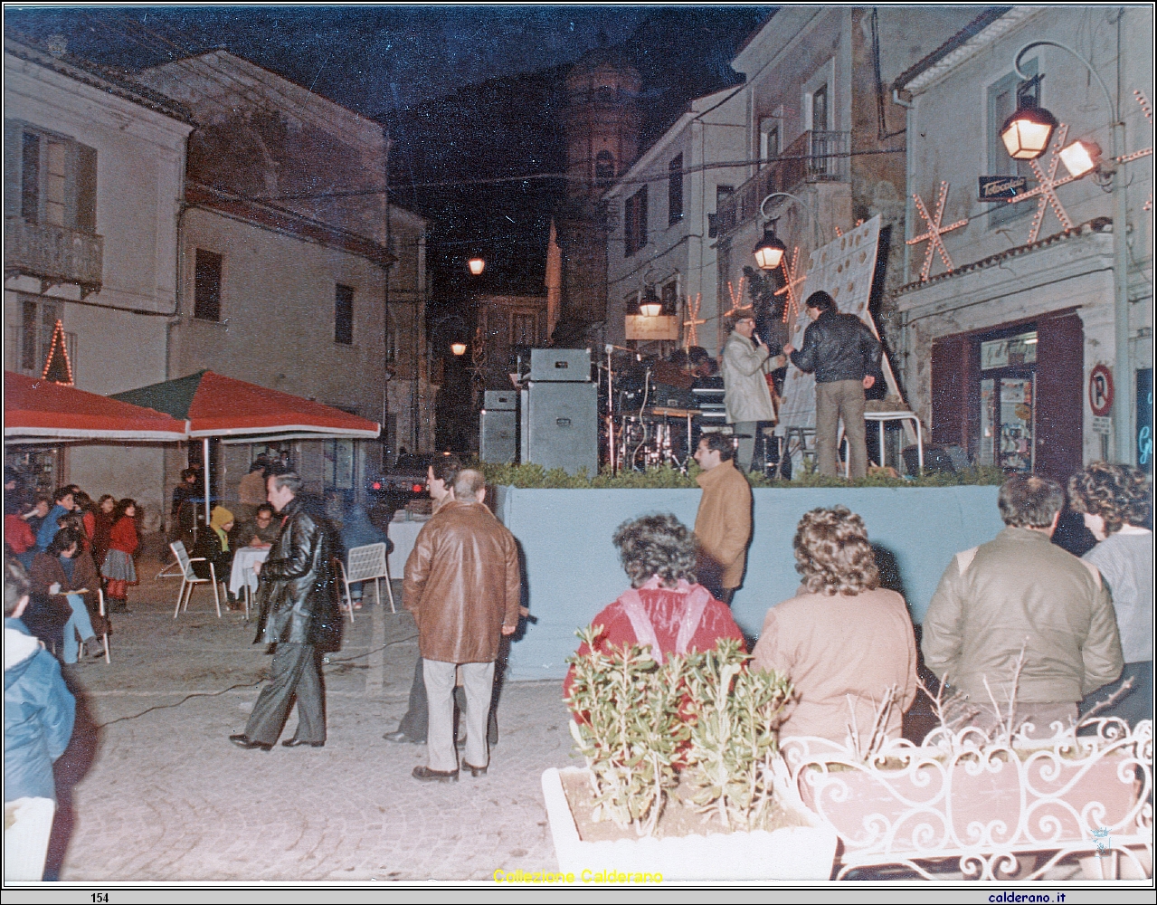 Preparativi per la Festa in Piazza Buraglia.jpeg