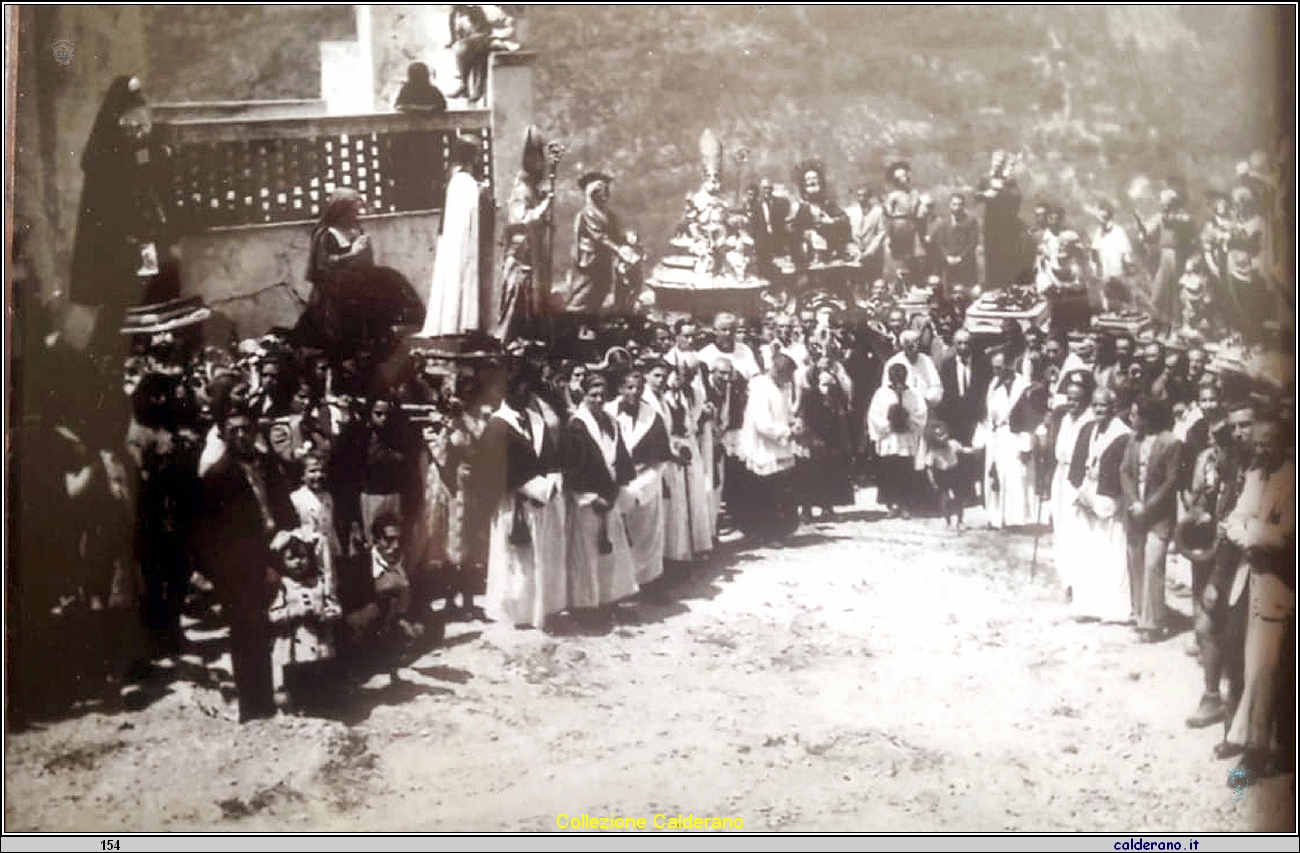 Processione di tutti i Santi alla fine della seconda guerra mondiale.jpg