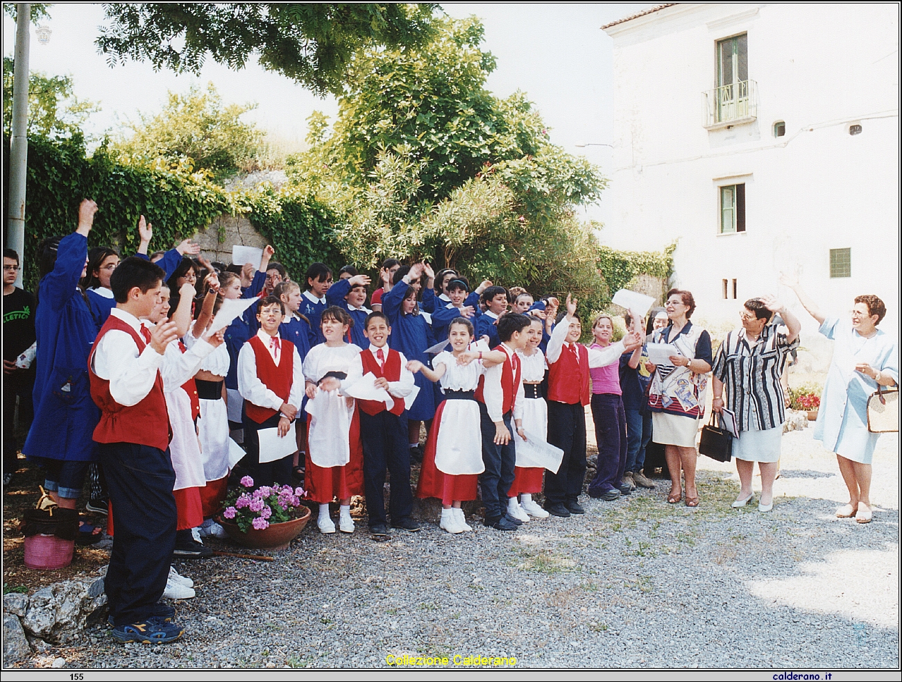 Alunni delle Scuole Elementari in festa con le Maestre Gilda Ignacchiti e Assunta Avigliano.jpeg