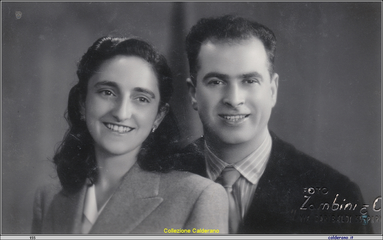 Francesca Mazzeo e Luigi Avigliano in viaggio di nozze nello studio fotografico Zambini a Parma 22-10-1948.jpeg