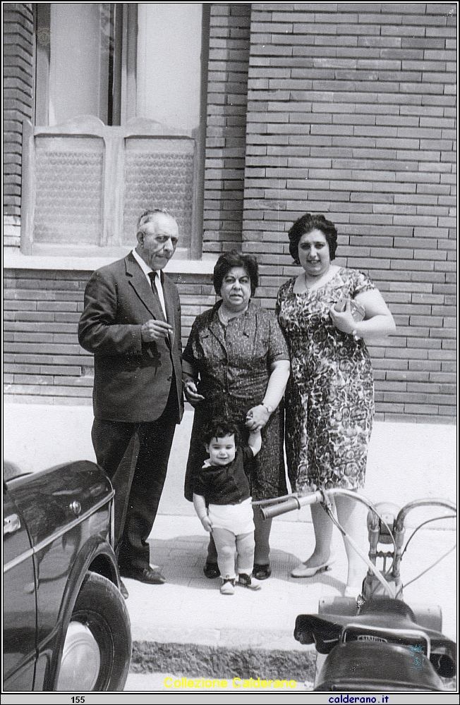 Luigino Calderano di Biagio con la moglie Adelaide Spagnolo, la nuora Carmelina Candia e il piccolo Luigi Calderano di Biagio.jpeg