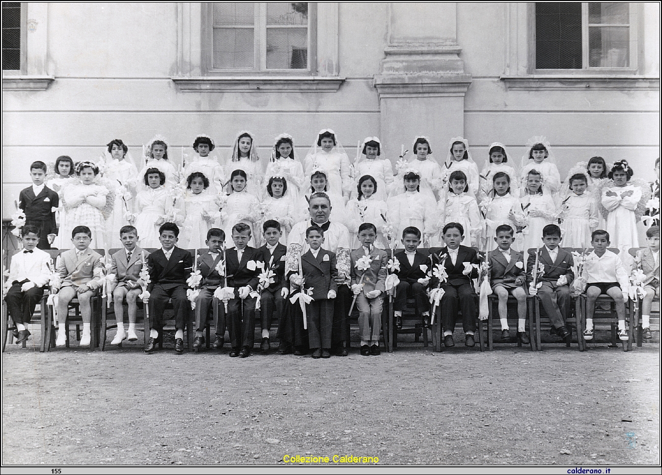 Prime Comunioni con Padre Petrin.jpeg