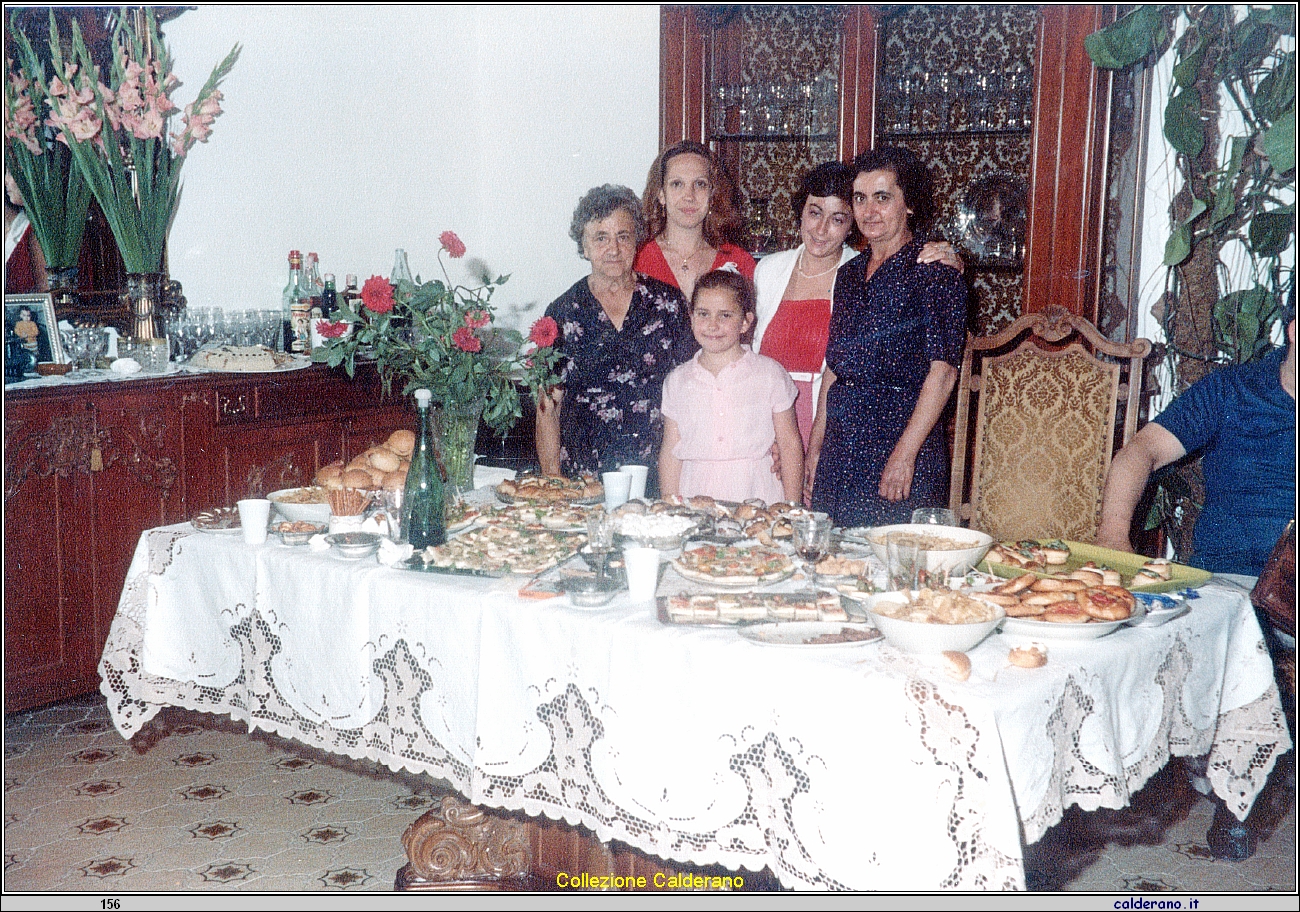 Nonna Assunta Mazzilli, con Isabella De Rosa, Maria Emilia e le nipoti.jpeg