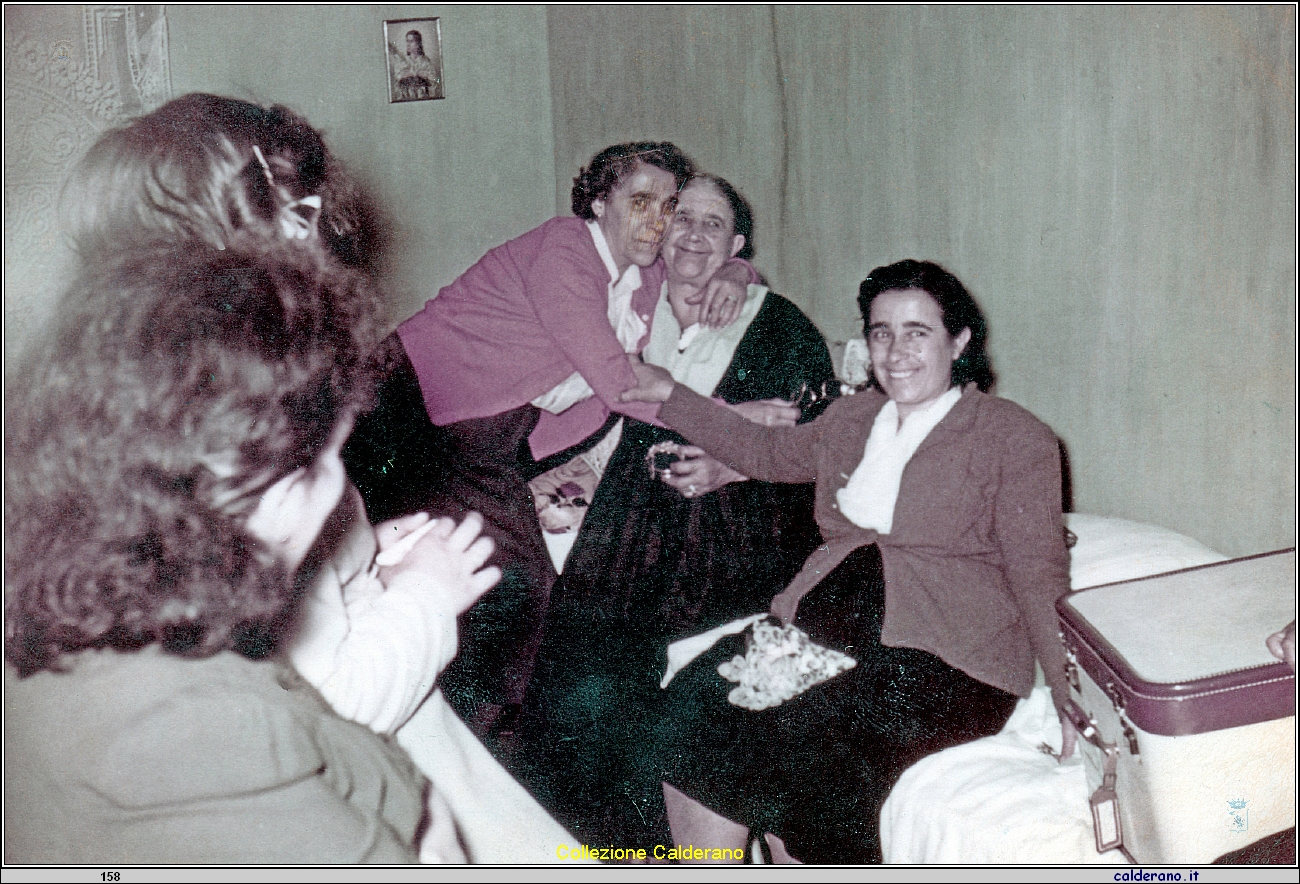 Clorinda con la Mamma e Alfonsina Liberatore 10-4-1954.jpeg