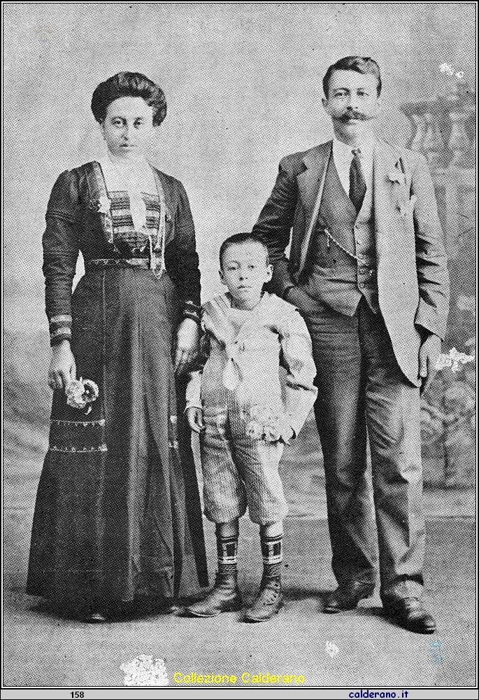 Giovanni Lamarca piccolino con i genitori - 1910.jpg