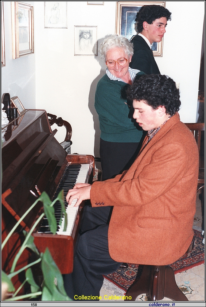 Gregorio al pianoforte con Frabcesca Mazzeo e Alessandro 1991.jpeg