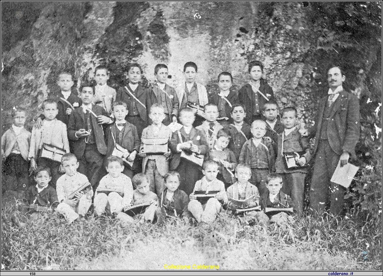 Insegnante Biagio Iannini e una sua classe 1899.jpg