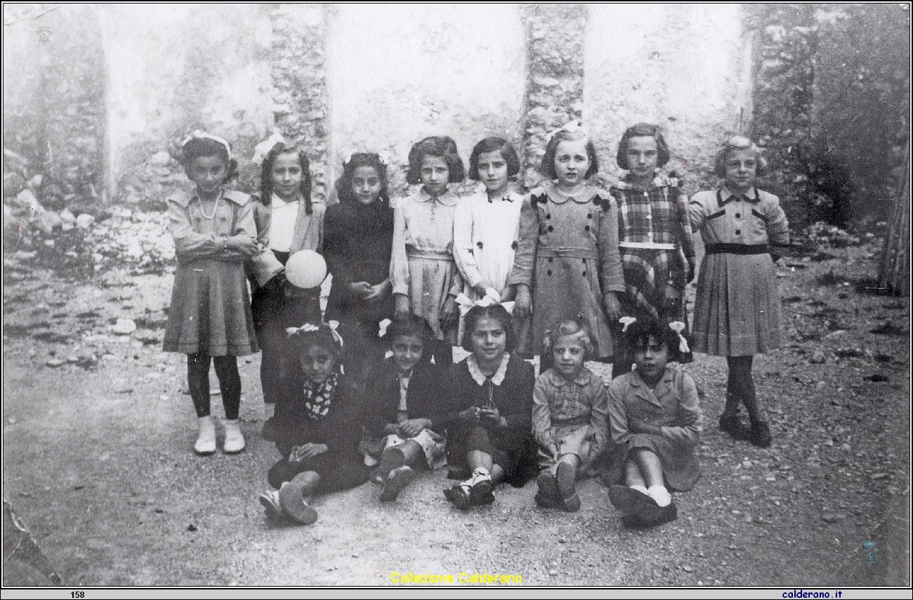 Ragazzine ai Cappuccini primi anni '50.jpeg