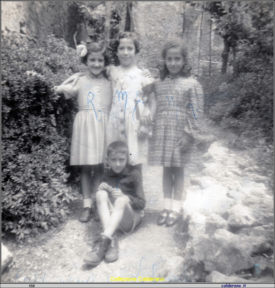 Rosellina Liberatore, Maria Emilia e Marirosa Calderano e Franco Liberatore 1953.jpeg