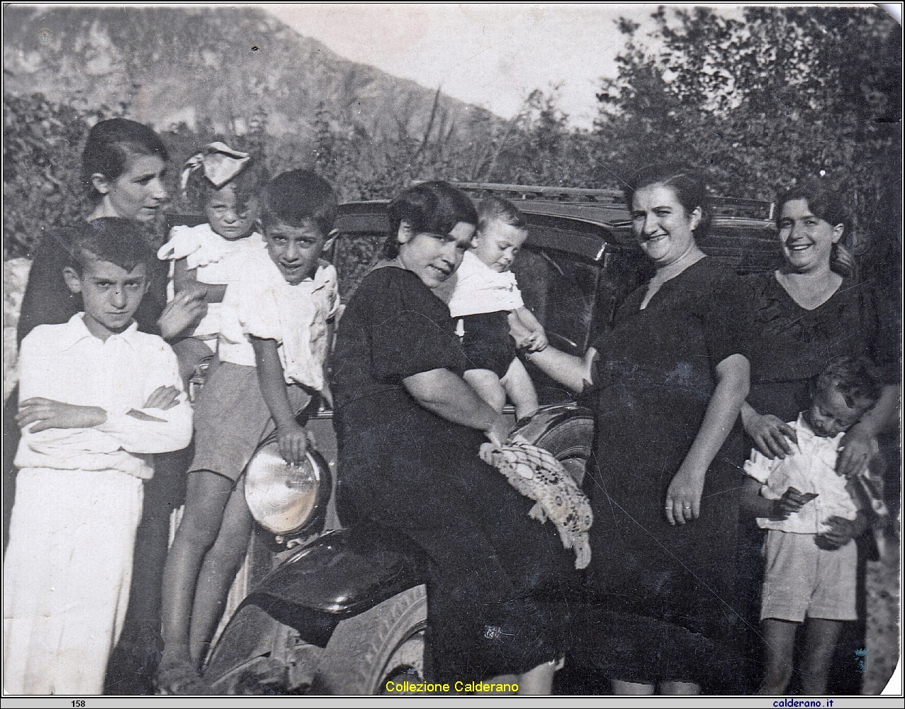 Tetella e Giuseppina Liberatore, Fiorinella Gambardella, Anna Liberatore e i nipoti.jpeg