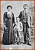 Giovanni Lamarca piccolino con i genitori - 1910.jpg