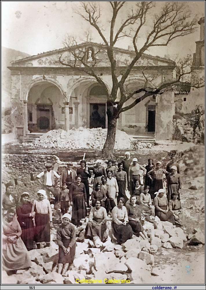 Volontari per la costruzione della strada al Castello 1939.jpg