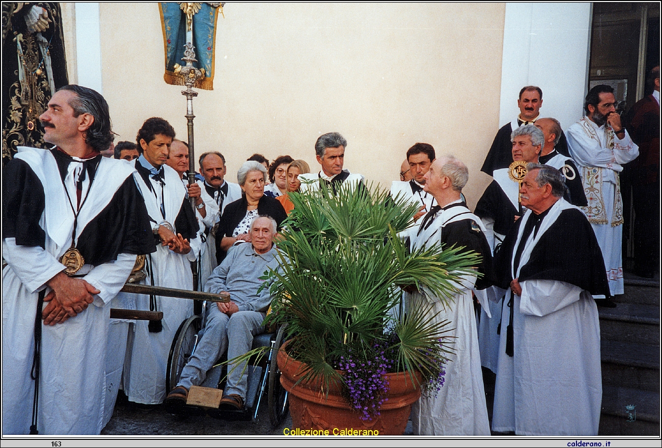 Confratelli dell'Addolorata con il Confratello Luigi Schettini 1994 1.jpeg