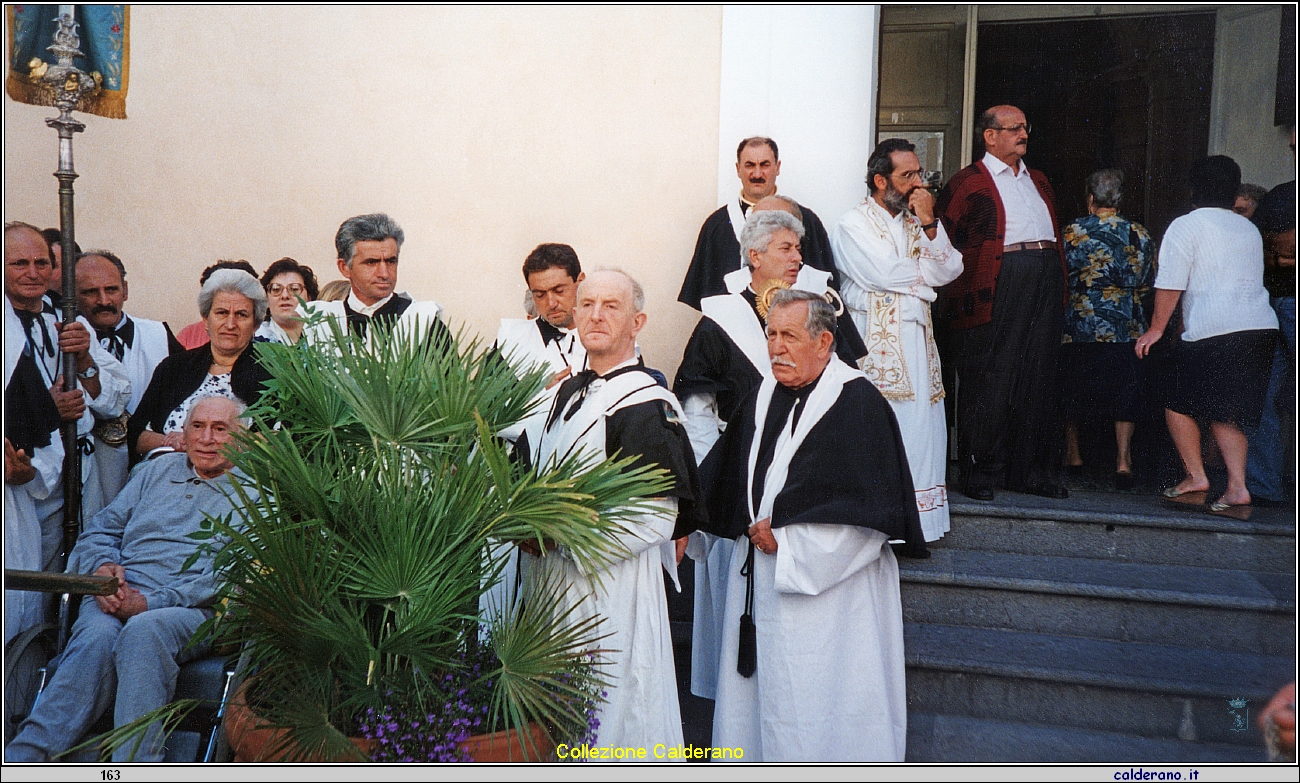 Confratelli dell'Addolorata con il Confratello Luigi Schettini 1994 2.jpeg