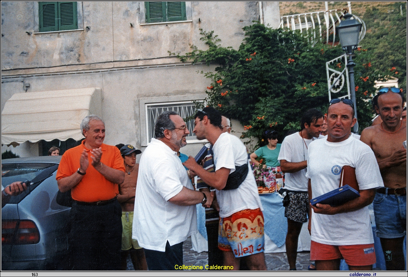 Consegna di una targa per ricopnoscimenti ad Alessandro.jpeg