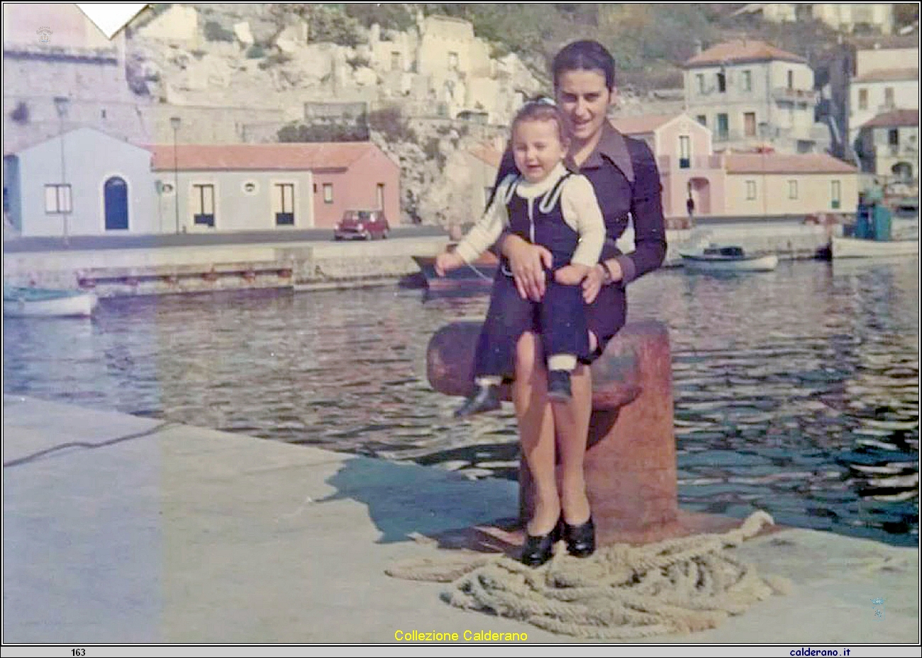 Cristina Martino con la mamma Pompea Carluccio febbraio 1973.jpg