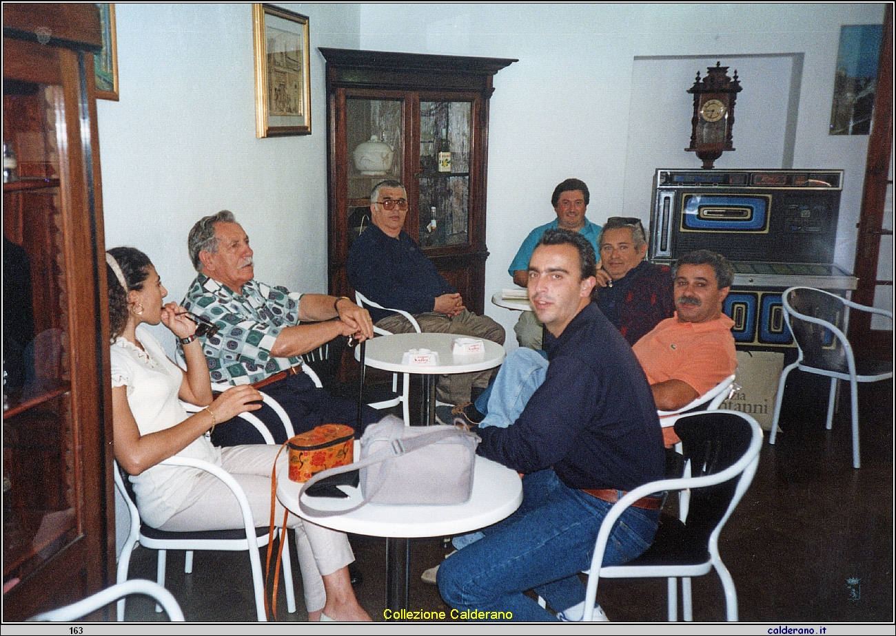 Festeggiando nel Bar, dopo la processione dell'Addolorata, il compleanno di Papa' 18 settembre 1994.jpeg