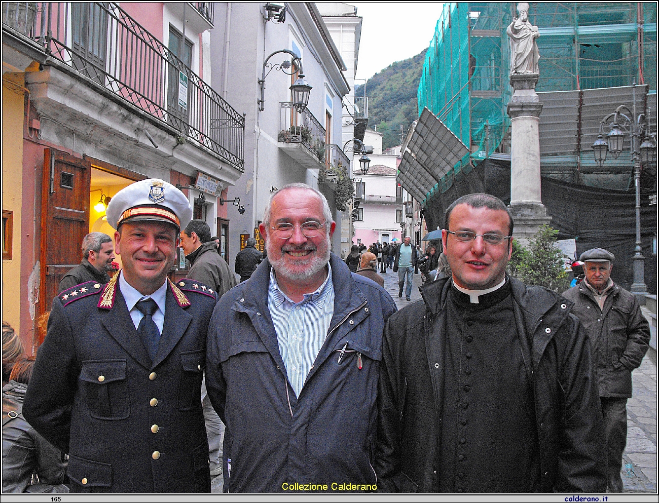 Con il Comandante Francesco Fiorenzano e il Parroco 2009.JPG