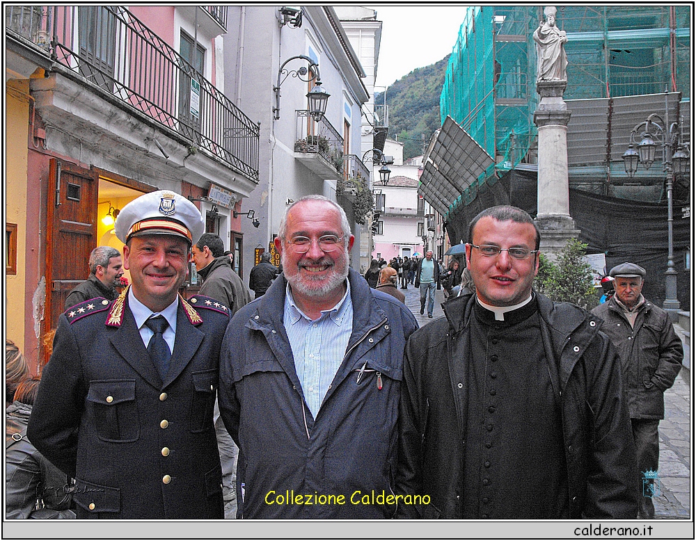 Con il Comandante e il Parroco 2009.JPG